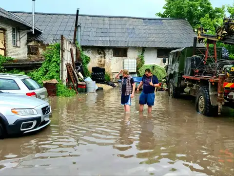 Intensīvie nokrišņi applūdinājuši pilsetas