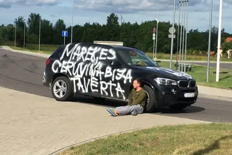 На заправочной станции очевидцы заметили разрисованный автомобиль «BMW»