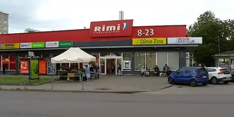 Сломана челюсть, разбиты очки: спор покупателя с подростками в Rimi из-за маски перерос в потасовку
