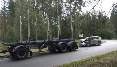 Тяжелое ДТП под Огре: пострадала беременная женщина и двое детей
