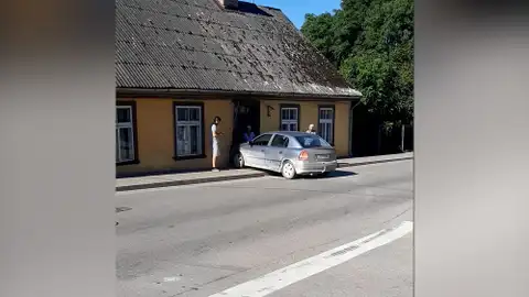 Аккуратно в дверной проем: в Тукумсе машина врезалась в дом