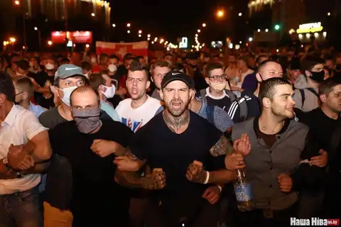 Ночь после выборов: как Минск протестовал против объявленных итогов голосования (ВИДЕО)