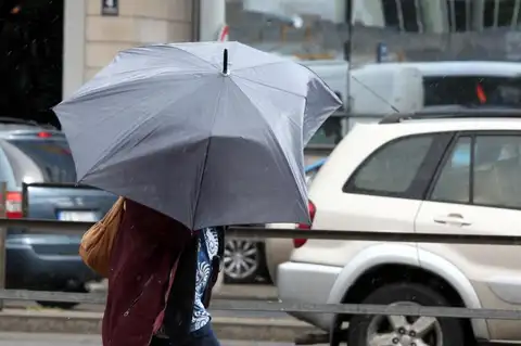 Spēcīgā vēja ietekmē pēcpusdienā ir pieaudzis elektroapgādes traucējumu skaits