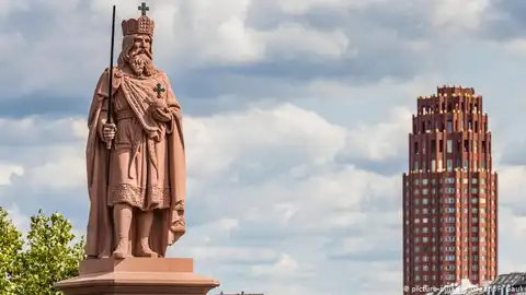 Во Франкфурте-на-Майне у статуи Карла Великого похитили меч
