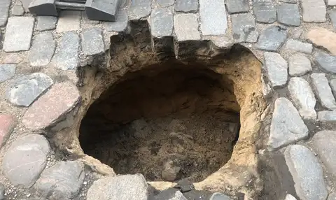 Рядом с ямой поставили кресло из ближайшего кафе: на Гертрудес снова провалилась брусчатка