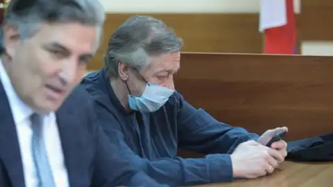 «Я назвал его п…ом! Он ведь и нас чуть не убил. А потом стоял и жалел свою машину»: свидетель на суде по делу Ефремова