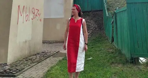 Белоруску будут судить за бело-красно-белое платье