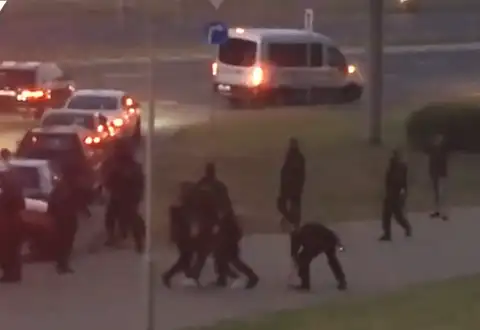 Протестующие бьют ОМОН в Минске (ВИДЕО)
