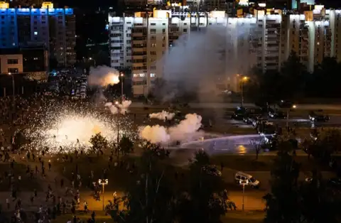 Baltkrievijā trešo nakti pēc kārtas notikušas protestētāju un drošības spēku sadursmes