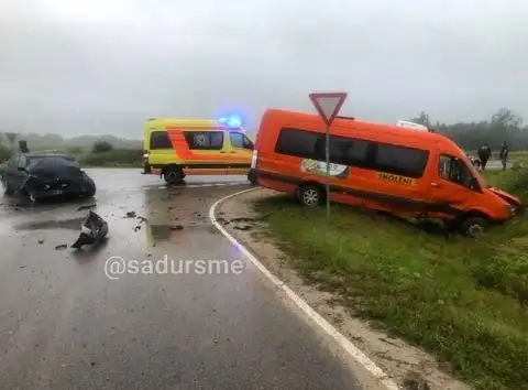 На дороге Рига-Эргли столкнулись BMW и школьный микроавтобус (фото)