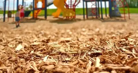 Pašvaldība ļauj ekspluatēt piesārņojuma dēļ slēgto bērnu rotaļu laukumu Skanstes parkā