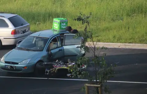 ВИДЕО: В Елгаве произошло ДТП с участием мотоцикла, пострадали молодые девушки
