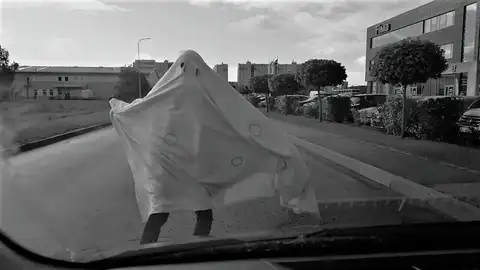 В Балви «орудует» призрак: выбегает к проезжающим мимо машинам, порция страха достается и пешеходам