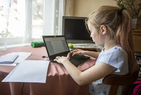 «Mammamuntetiem.lv» atbalsta izglītības apgūšanu mājās bērniem, kuriem vecāki liedz testēšanos pret Covid-19