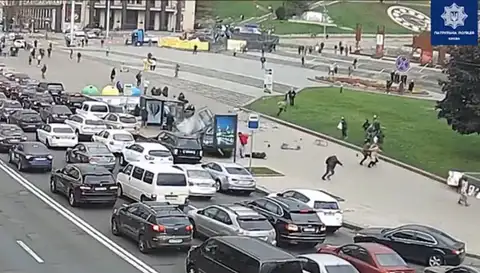 В центре Киева автомобиль въехал в гущу пешеходов (ВИДЕО 18+)