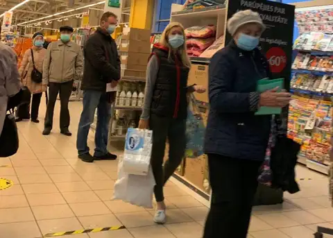 Работаю в супермаркете на кассе и еще надо смотреть — в масках покупатели или нет. За что?