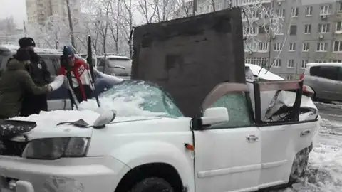 В Приморье плита упала с крыши дома на машину, едва не придавив владельца (видео)