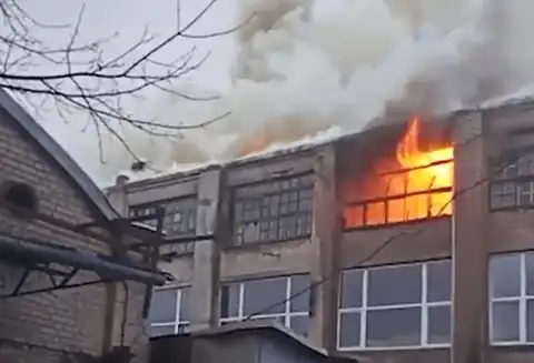 Крупный пожар в Пардаугаве: в Засулауксе горели промышленные помещения. ФОТО, ВИДЕО