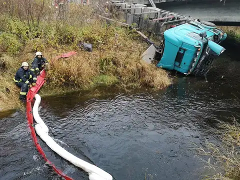 Traģiskā avārijā uz Bauskas šosejas kravas auto daļēji iegāzies Misas upē