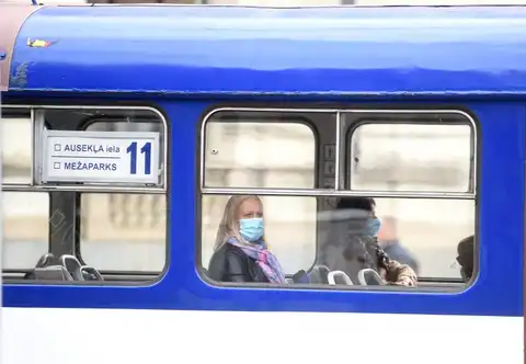 Obligātu sejas masku nēsāšanu sabiedriskajā transportā varētu atcelt no 15.maija