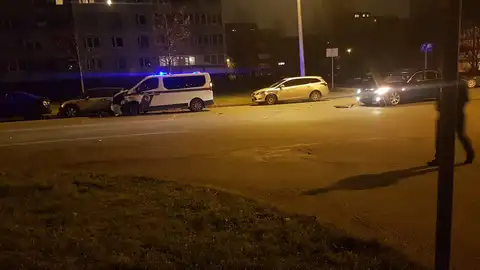 В Плявниеках пострадало семь машин и полицейский бусик: это была погоня?