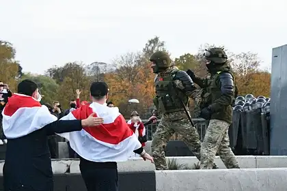 Допросы в клетке и угрозы смертной казнью: что происходит со студентами белорусского вуза в изгнании