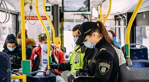 Masveida pārbaudēs sabiedriskajā transportā konstatēti desmitiem Covid-19 ierobežojumu pārkāpumu