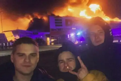 Молодые люди курили и смеялись у горящего «Depo», пока все волновались за пожарных и сгоревших животных