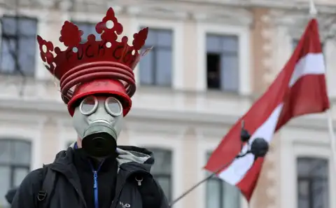 Люди уже не верят, когда на госуровне говорят, что вакцина поможет здоровью