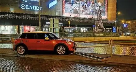 Не промахнулся: на Деглавском мосту автомобиль въехал в строительную яму (ВИДЕО)