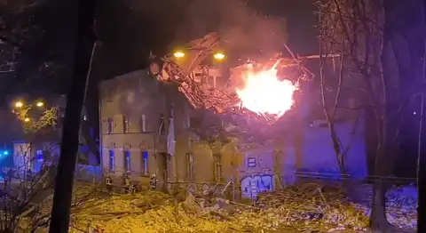 Sprādzienā daļēji nobrukusi trīsstāvu dzīvojamā ēka Āgenskalnā
