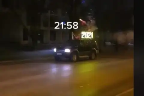 Из машины на ходу запускали фейерверки под носом у полиции, за несколько минут до комендантского часа (видео)