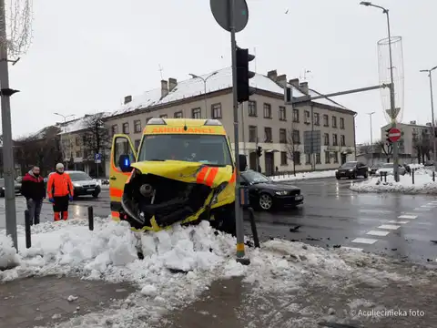 ДТП в Елгаве: «скорая» ехала на вызов и попала в аварию; пострадал пассажир автомобиля