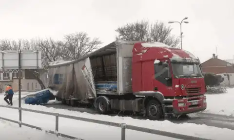 В Бауске на ротационном кольце из фуры выскользнул тяжелый груз (ФОТО)