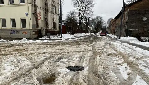 Возмущенная рижанка: колени грязные, сапоги мокрые, жителям приходится ходить по снежной «каше»
