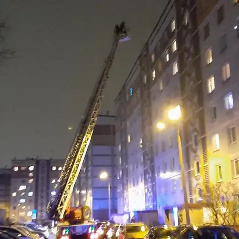 Мужчина запустил петарду с крыши, но не смог спуститься. На помощь приехали пожарные (фото, видео)