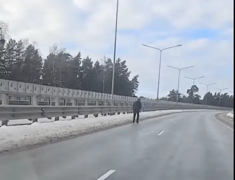 Еще один! Очередной пешеход решил погулять по проезжей части, в этот раз по виадуку. ВИДЕО