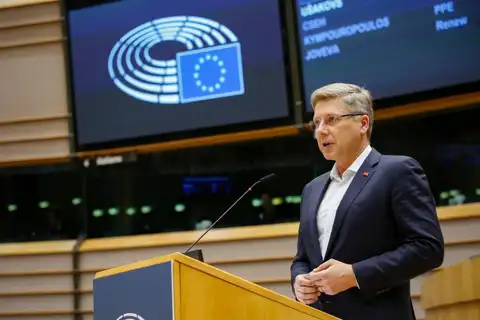 ЕС говорит — «помогайте людям, тратьте больше», а Латвия дешевые деньги ЕС брать отказывается: Ушаков