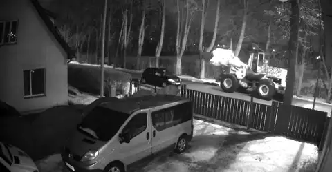 И никто «не видел»? В соцсети выложили видео кражи пушки в Екабпилсе