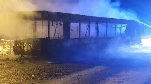 Вчера вечером в Катлакалнсе загорелся автобус «Rīgas satiksme» (фото, видео)
