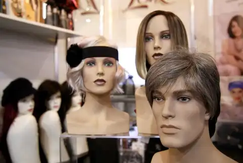 «Kratīšanas laikā naudas kaudzes cenšas izmest miskastē!» VID “pieķer” skaistumkopšanas salonu