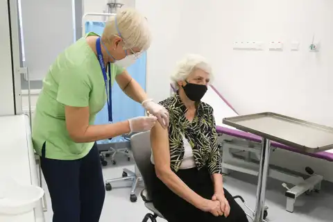 Speciālās skolas direktore pauž bažas par visu jomas darbinieku neiekļaušanu prioritāri vakcinējamo grupā