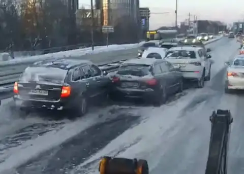 На Вантовом мосту столкнулись шесть автомобилей (ВИДЕО)