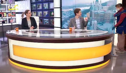 На украинском телеканале уборщица помыла пол в прямом эфире