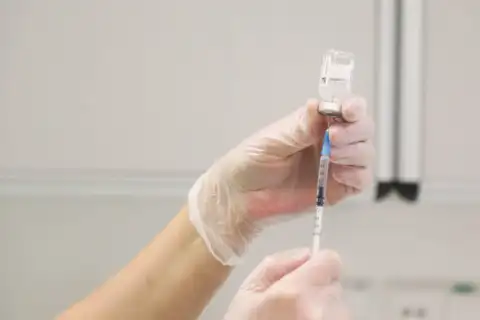 Медики связали случаи герпеса и вакцину от Pfizer