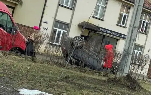 Авария в Пардаугаве: автомобиль перевернулся возле похоронного бюро