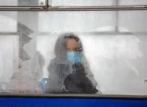 Проверки на дорогах: высадить из транспорта могут и за неправильно надетую маску