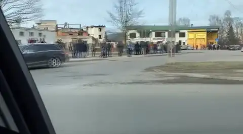 В новый российский дискаунтер в Ильгюциемсе выстроилась километровая очередь (ВИДЕО)