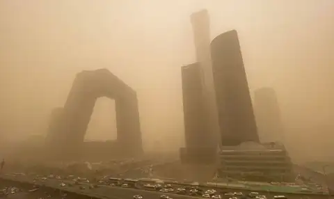 Пекин накрыло сильнейшей пыльной бурей (ФОТО, ВИДЕО)
