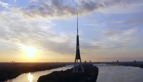 Рижская дума устроила свалку строймусора на Закюсале; когда уберут, неизвестно